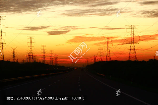 鐵塔朝云紅霞