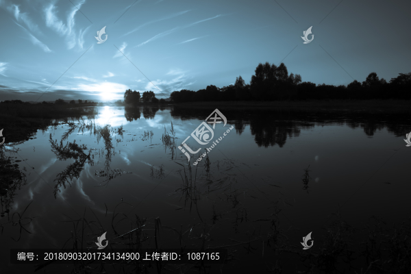 傍晚寧?kù)o河水