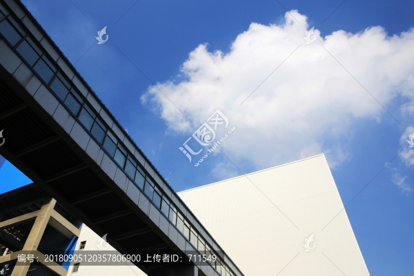 藍(lán)天白云下工廠建筑