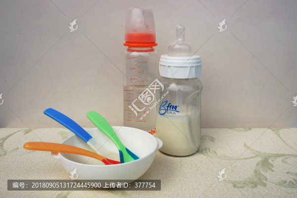 嬰兒哺乳用品
