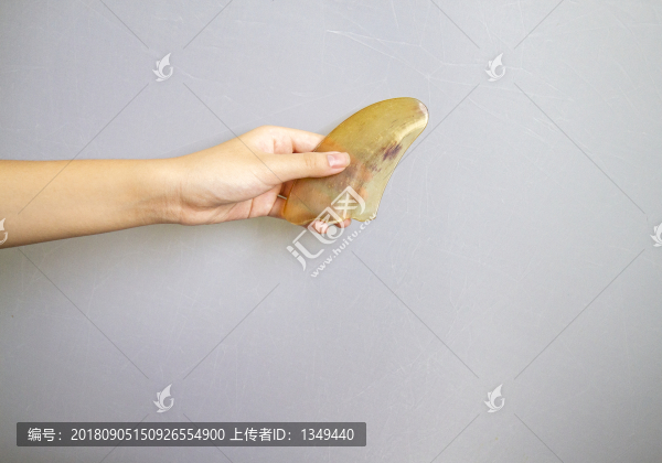 拿著括砂板的少女手
