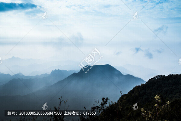清晨山頂云海