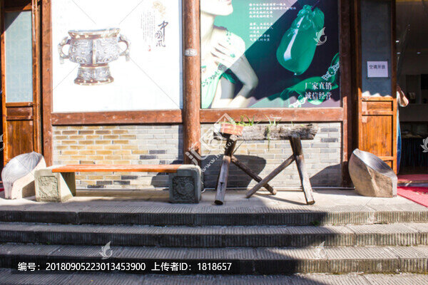 傳統(tǒng)石雕木凳