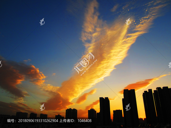 天空火燒云城市剪影