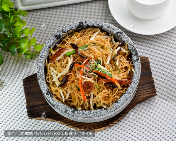 石鍋臘肉炒米線