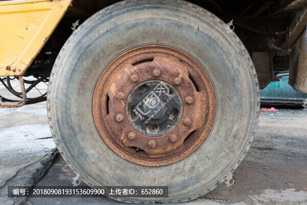 生銹汽車輪胎