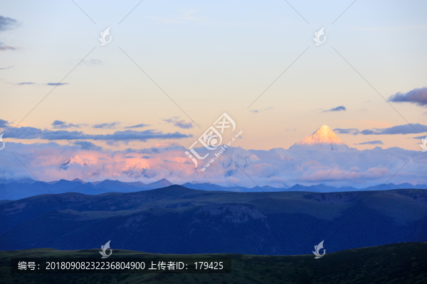 甘孜風(fēng)光黑石城遠(yuǎn)眺貢嘎雪山
