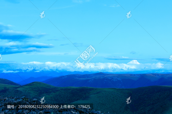 甘孜風(fēng)光黑石城遠(yuǎn)眺貢嘎雪山