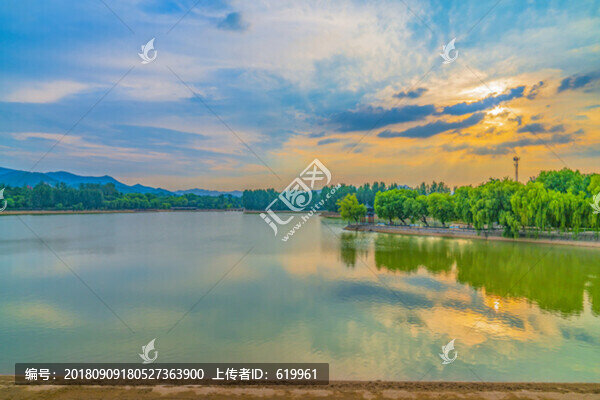 唯美晚霞山水湖景