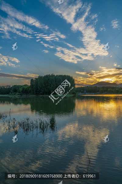 湖水晚霞