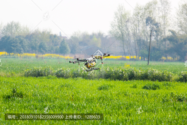 噴灑農(nóng)藥無人機(jī)