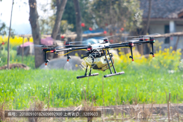 噴灑農(nóng)藥無人機