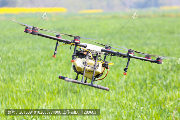 噴灑農(nóng)藥無人機(jī)