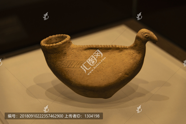 紅陶刻劃鳥形器