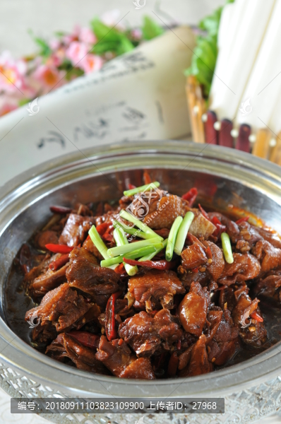 鴿子扛饃站著吃