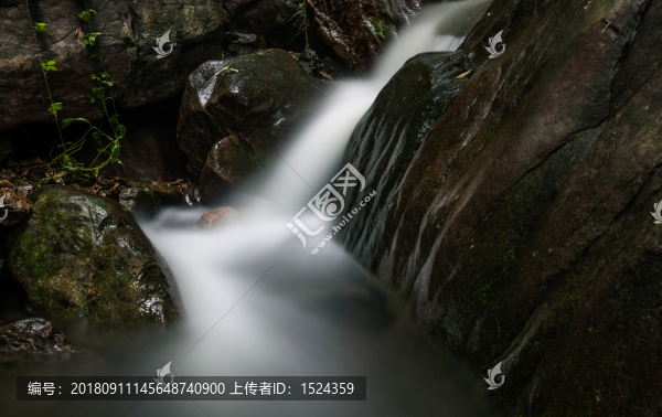 溪流小瀑布