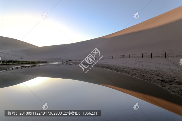 敦煌月牙泉的傍晚