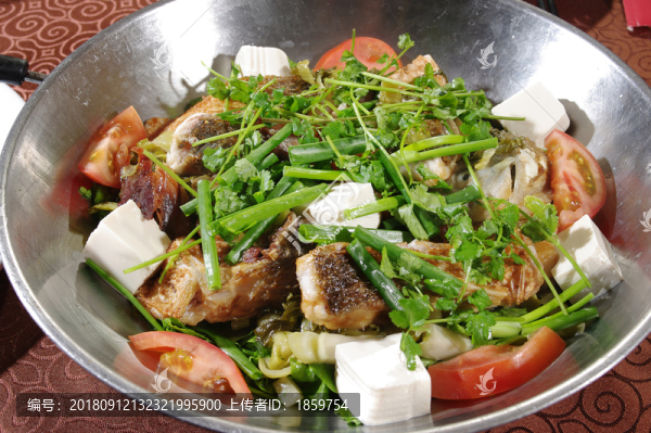 大盤(pán)番茄燜魚(yú)