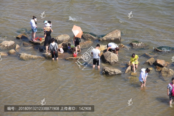 海邊旅游的人