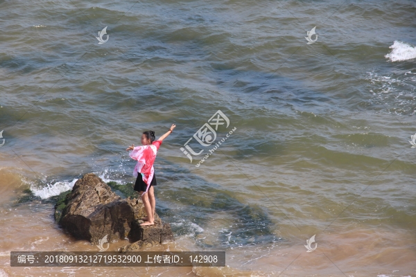 海水里的女人