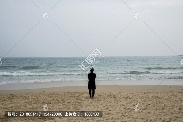 遠(yuǎn)望海洋的老人