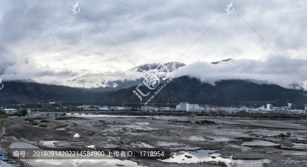 西藏林芝雪山原野風光