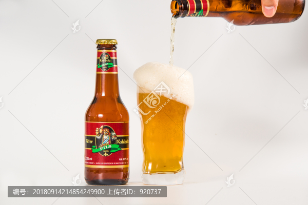 倒啤酒