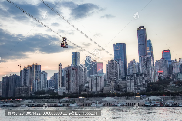 夕陽下的重慶長江索道和渝中區(qū)