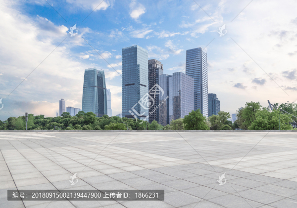 空曠的廣場(chǎng)和重慶的城市天際線