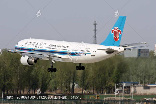 南航空客A300飛機(jī)降落