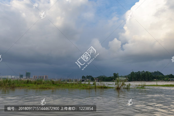 藍天白云河流大橋城市風光
