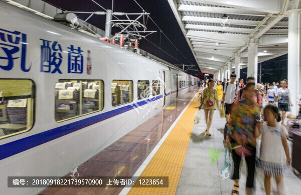 高鐵列車下車人流