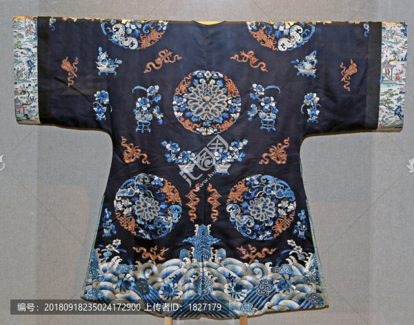 石青緞三藍(lán)打籽繡平金團(tuán)花斜襟襖