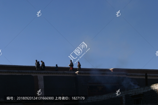 轉經(jīng)的藏民