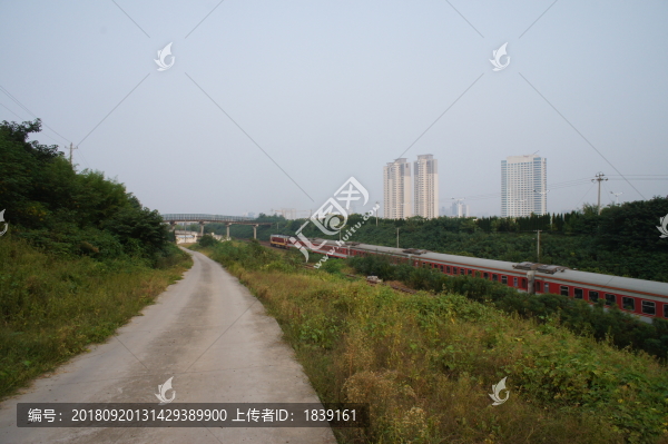 穿越高樓的火車