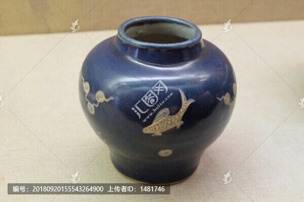 景德鎮(zhèn)窯藍(lán)釉魚紋罐