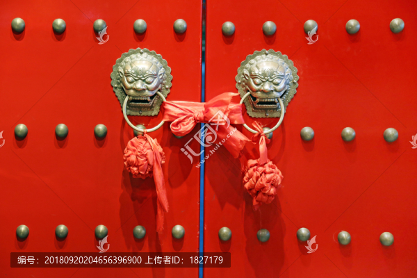 朱漆大門(mén)
