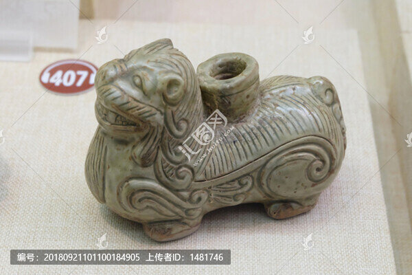 青釉臥獸水注