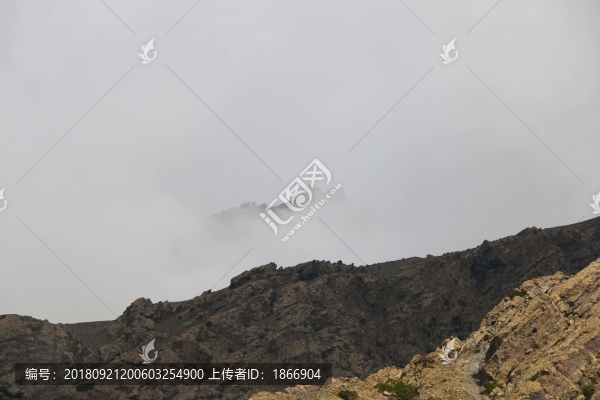 云霧中的山峰