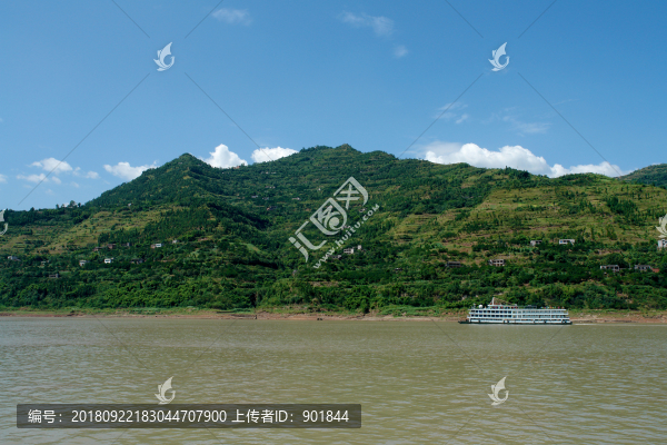 三峽水庫晴朗多云藍色的天空