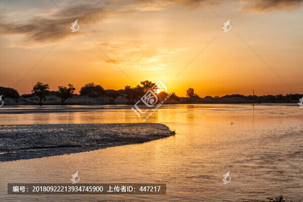 額濟納河日出