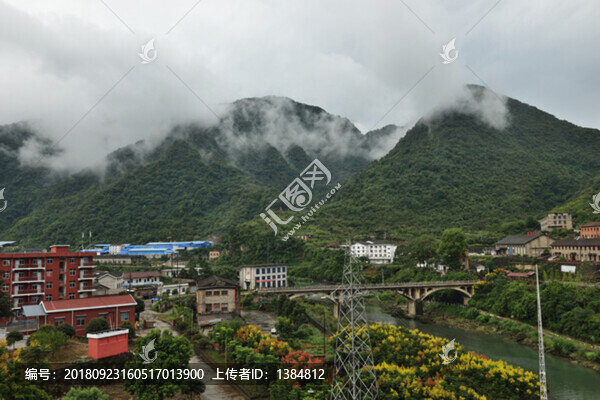 山區(qū)霧景