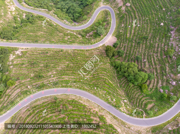 航拍山區(qū)公路