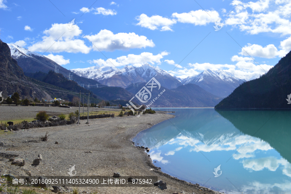 雪山湖泊