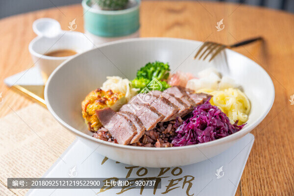 黑椒牛肉藜麥拌飯