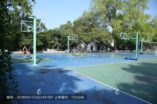 校園籃球場