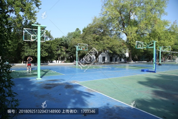 校園籃球場(chǎng)