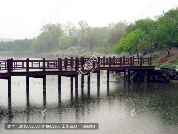 九曲十八彎的木橋