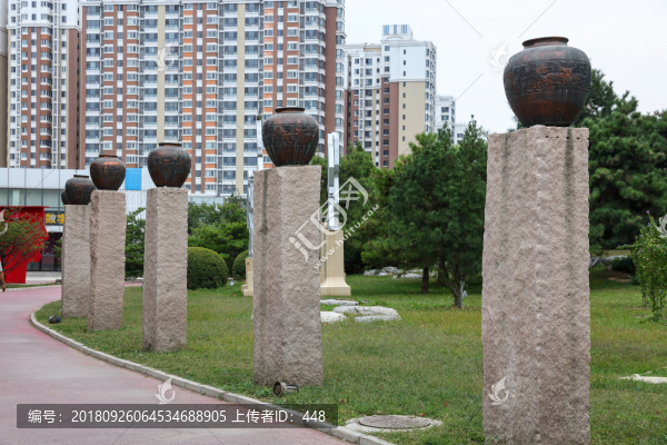 北京城市雕塑石柱上的罐子