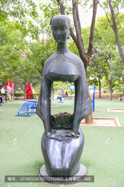 女人雕塑